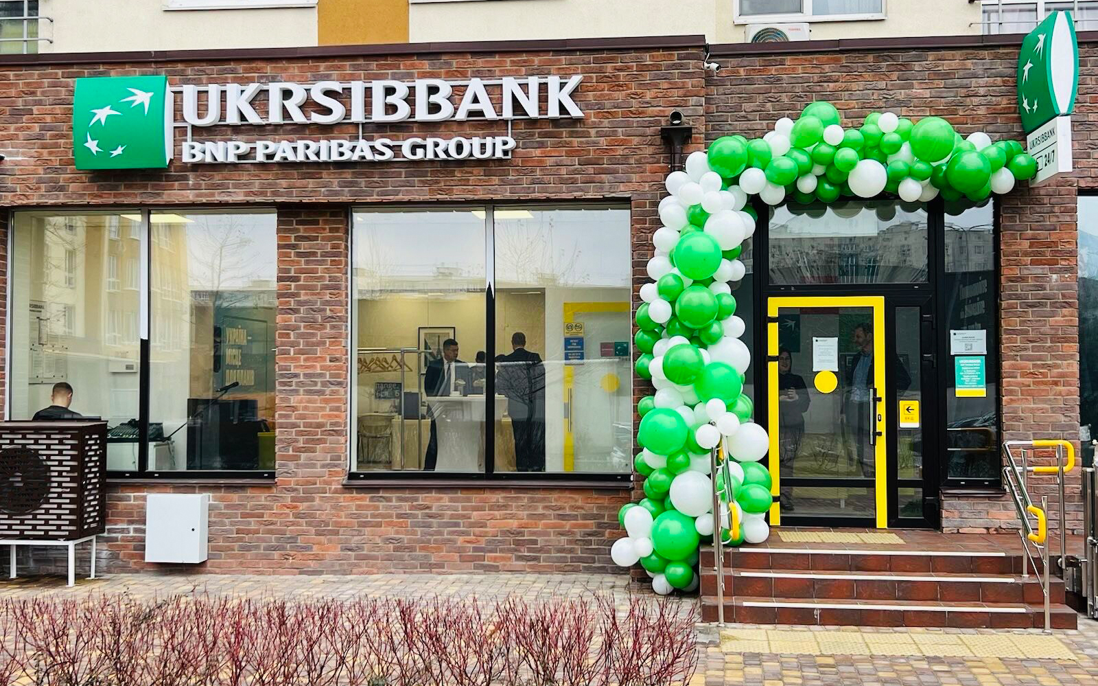 У Вишневому відкрилось відділення UKRSIBBANK у центрі міста на вул. Лесі Українки 62Б, та працює в будні дні з 9:00 до 17:00